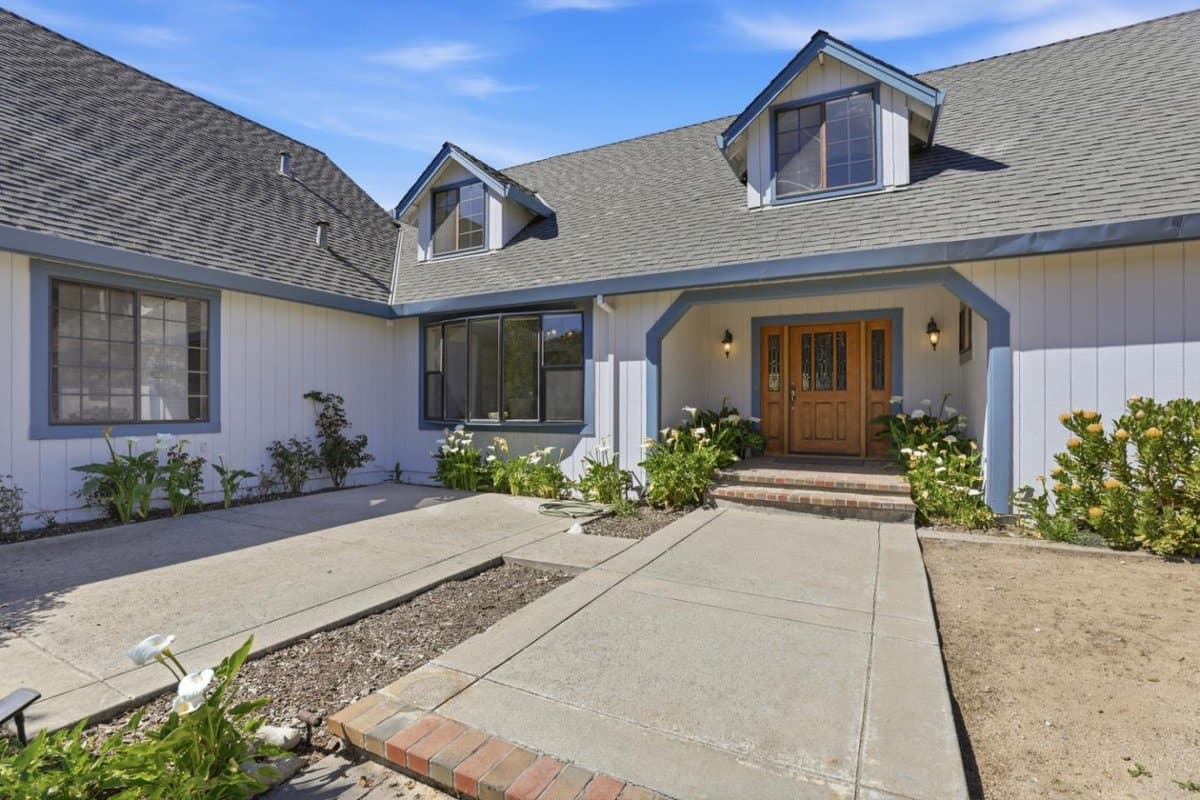 215 Chateau Drive - Photo 3