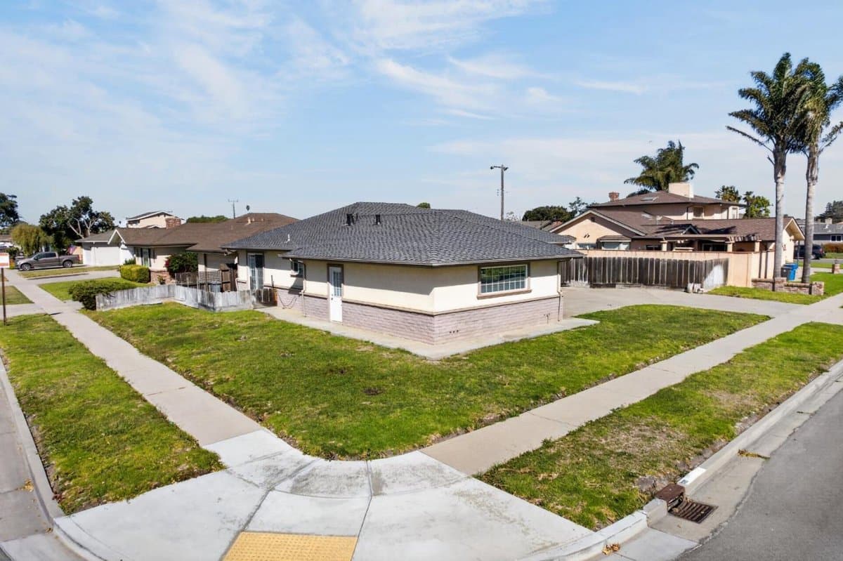 1052 Sierra Madre Drive - Photo 2
