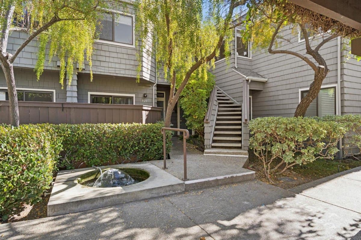 927 Shoreline Drive - Photo 2