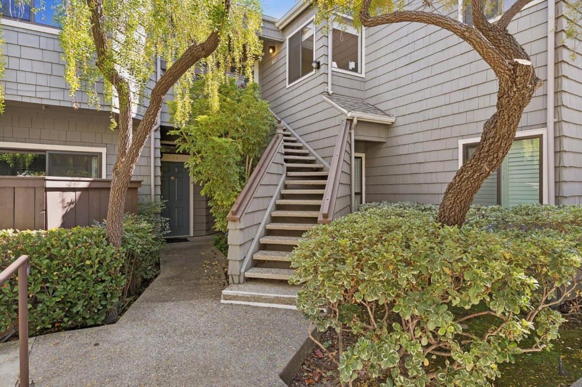 927 Shoreline Drive - Photo 3