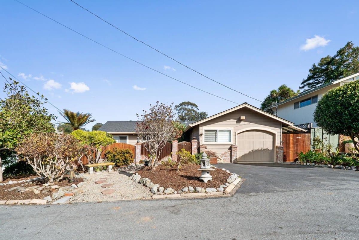 684 Bayview Drive - Photo 1