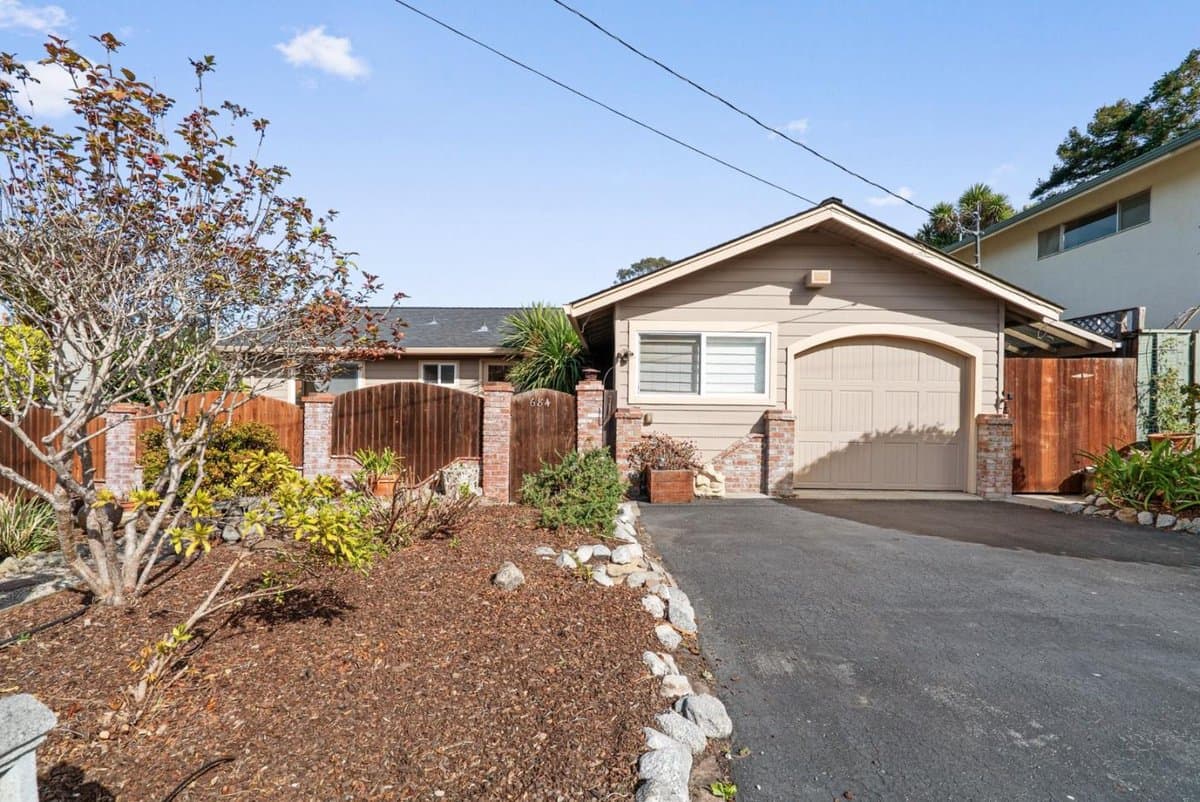 684 Bayview Drive - Photo 3