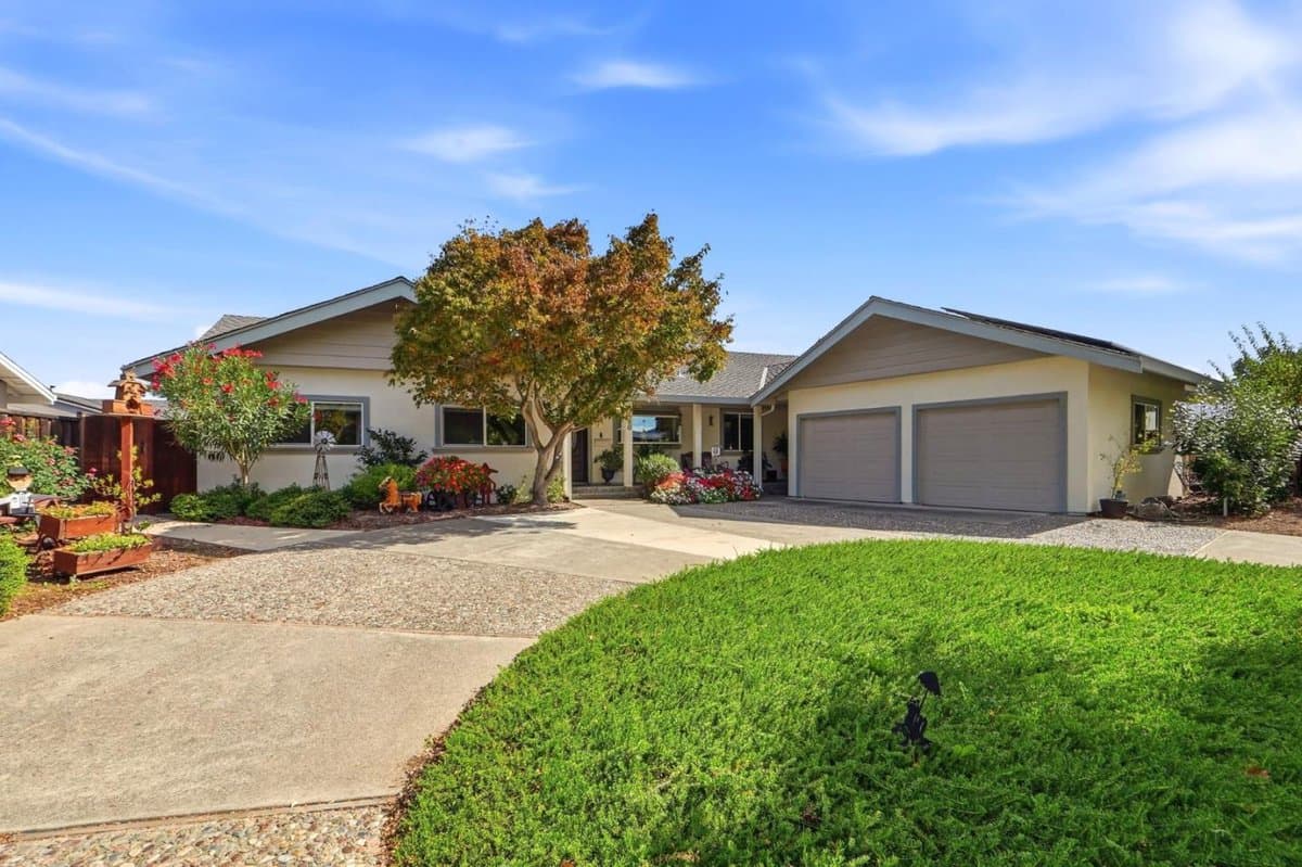 7580 Santa Barbara Drive - Photo 2