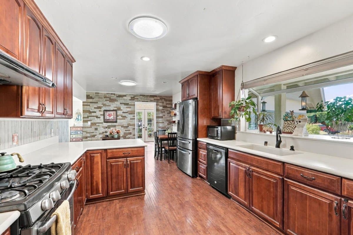 7580 Santa Barbara Drive - Photo 3