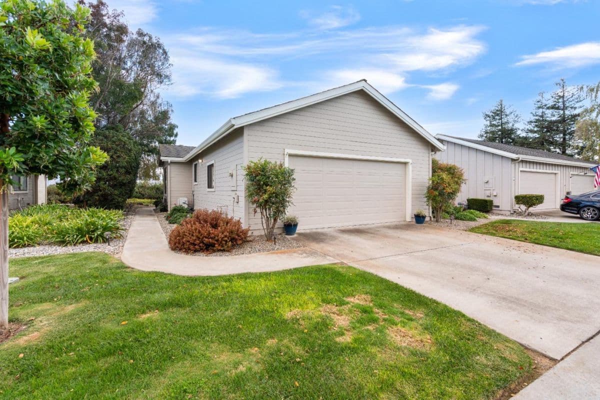 729 Helen Drive - Photo 2
