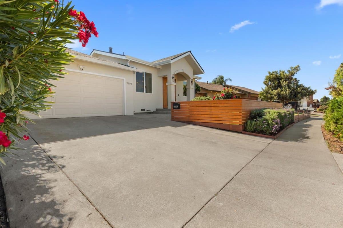 2592 Amaryl Drive - Photo 3