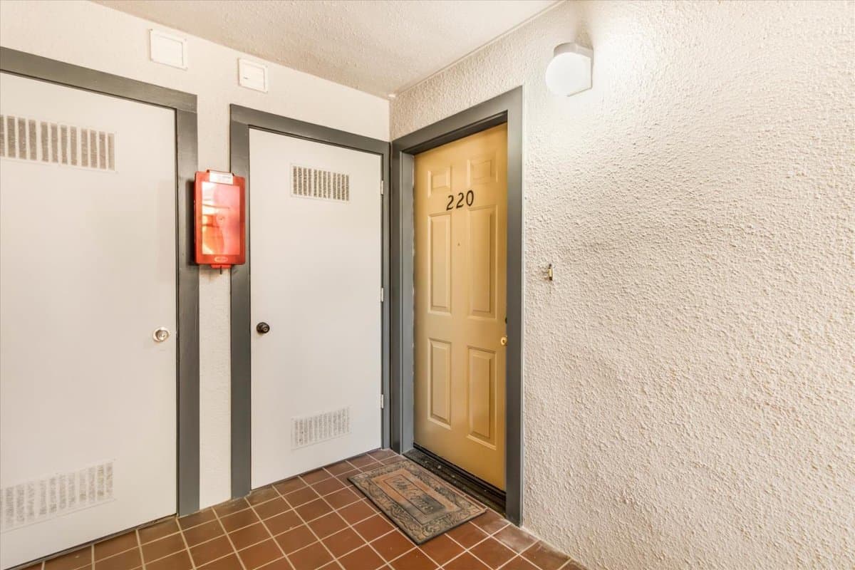 1009 San Antonio Circle #220 - Photo 4