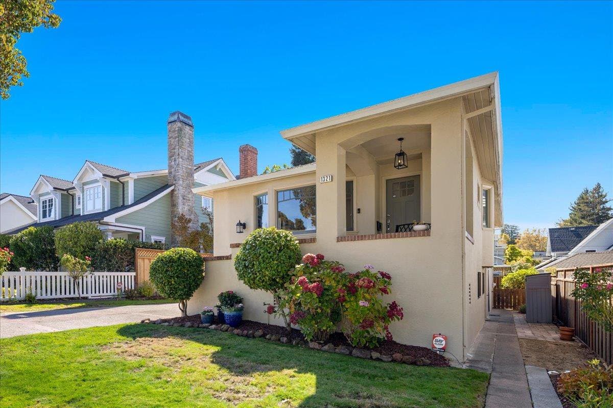 1321 Cabrillo Avenue - Photo 2