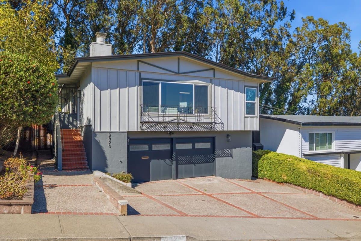 2820 Evergreen - Photo 2
