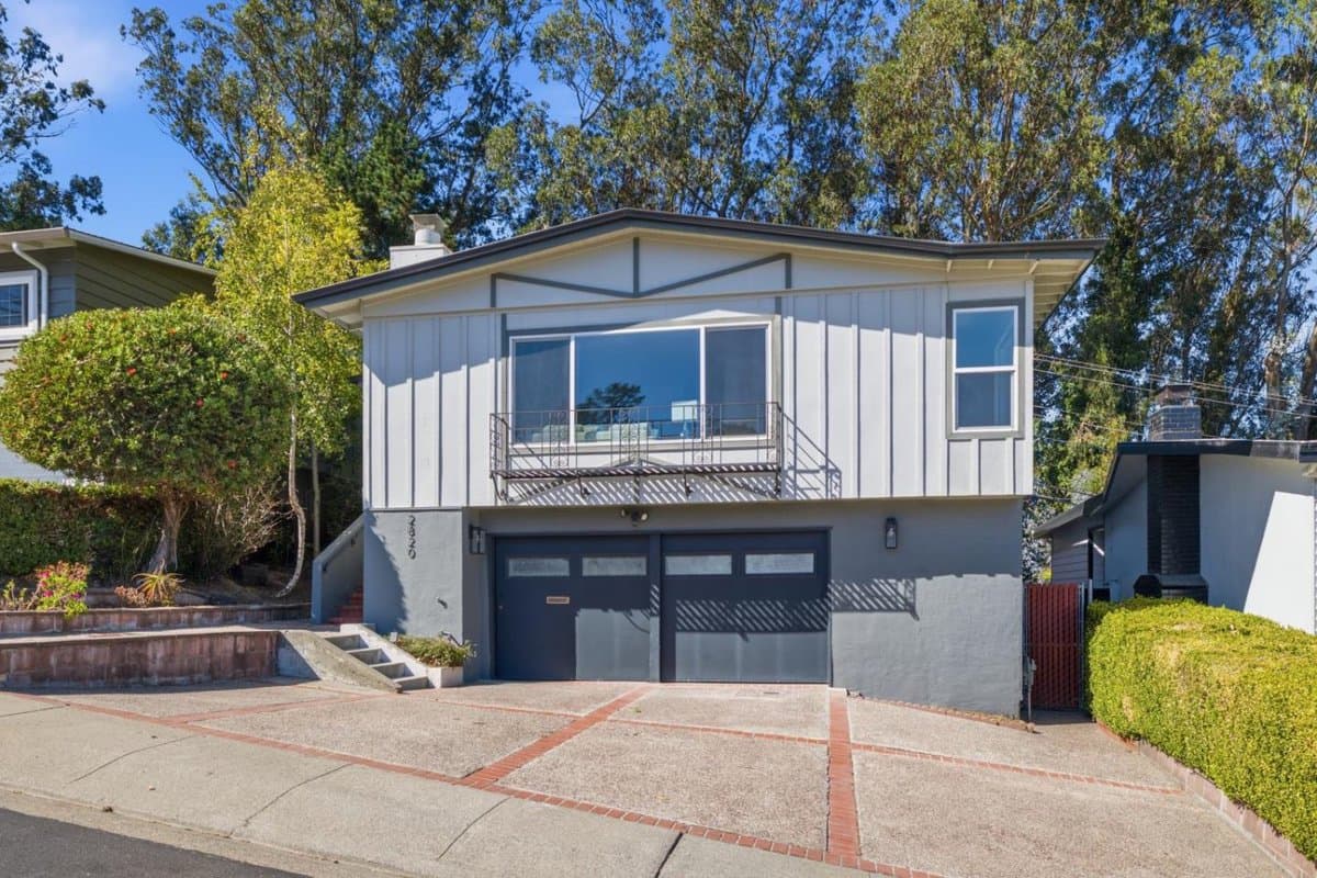 2820 Evergreen - Photo 3