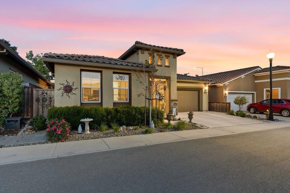 2041 Santoro Way - Photo 2