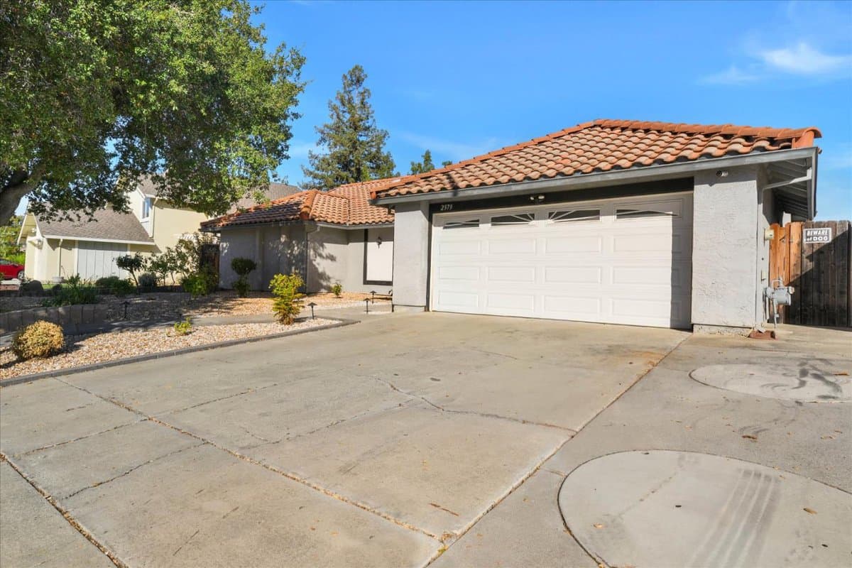 2979 Silverland Drive - Photo 2