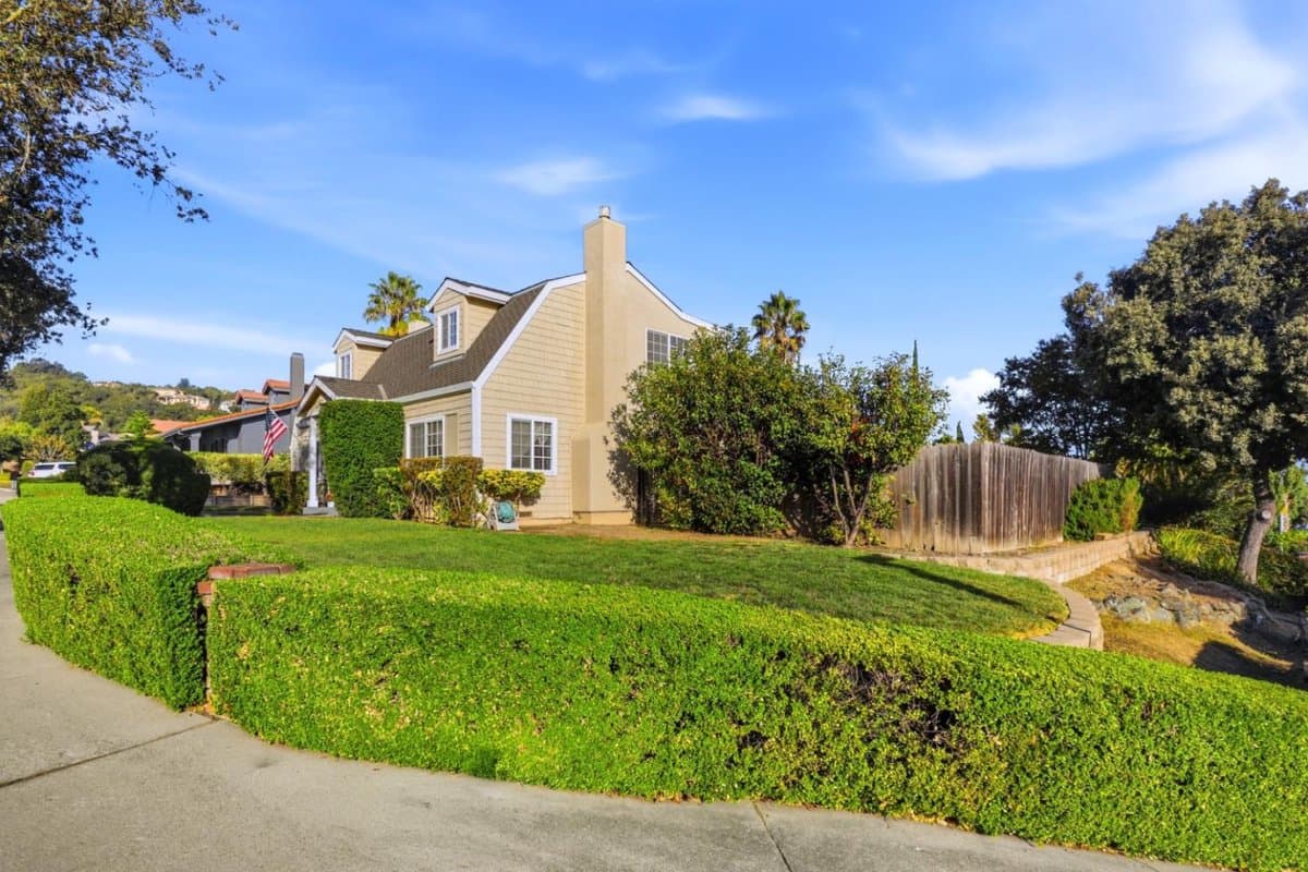 1701 Mantelli Drive - Photo 3