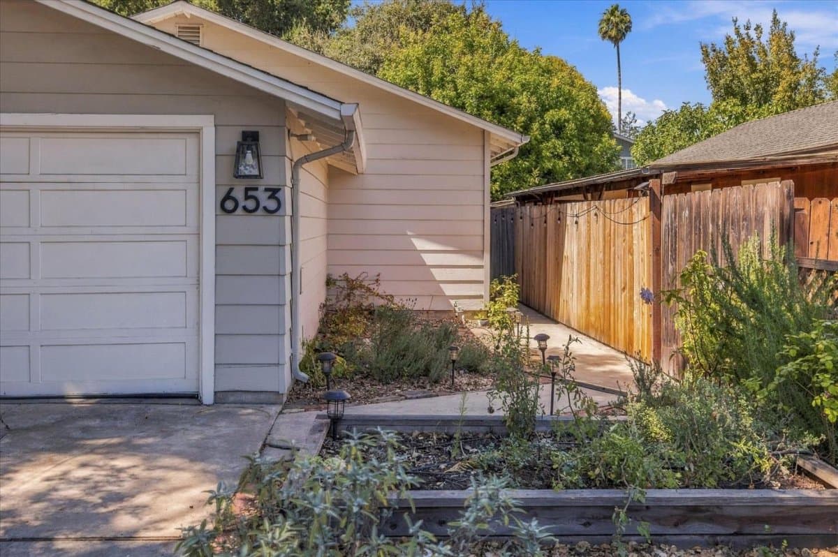 653 San Benito Avenue - Photo 2