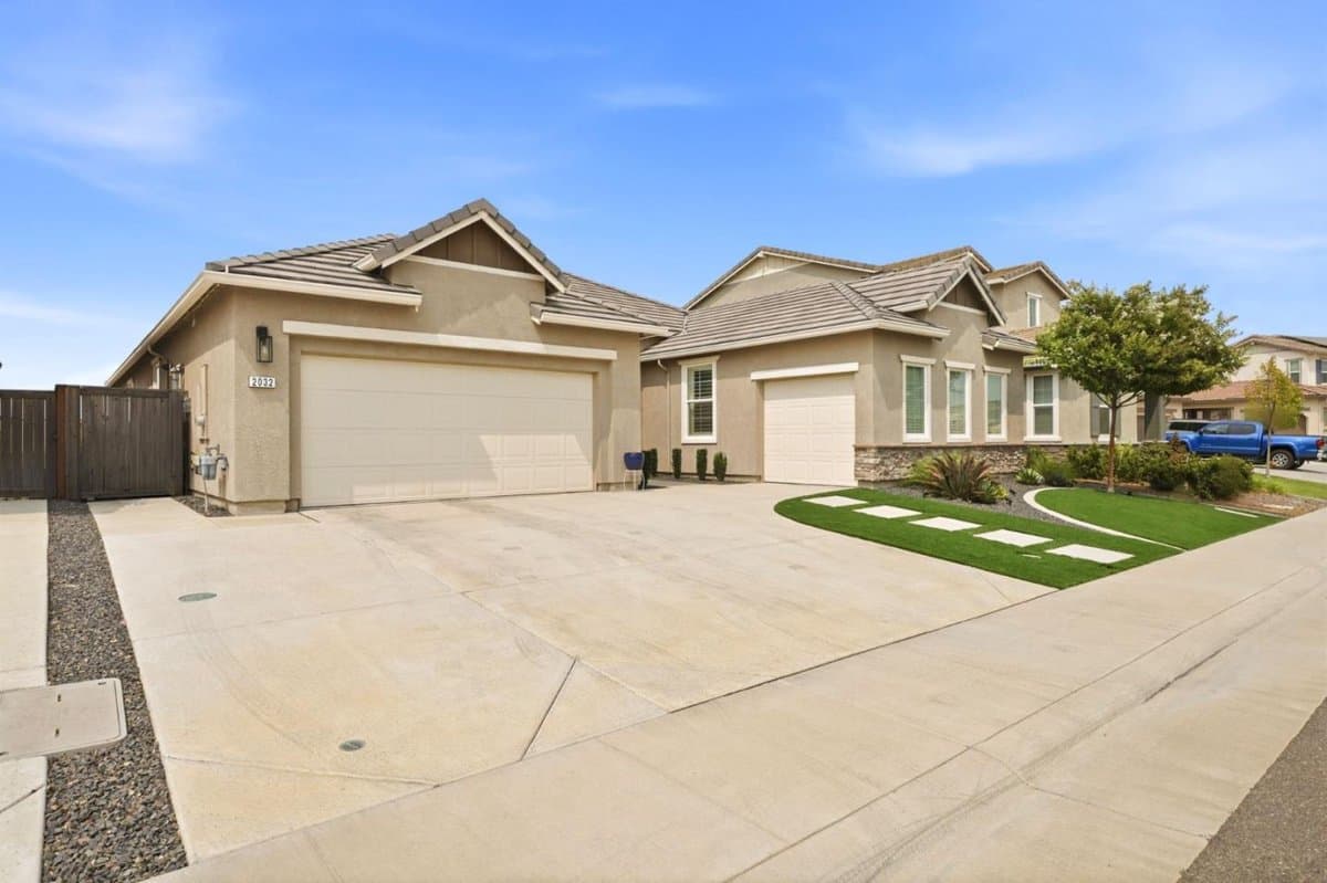 2032 Challenger Way - Photo 2