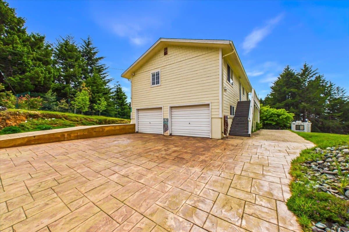 520 Redwood Road - Photo 2