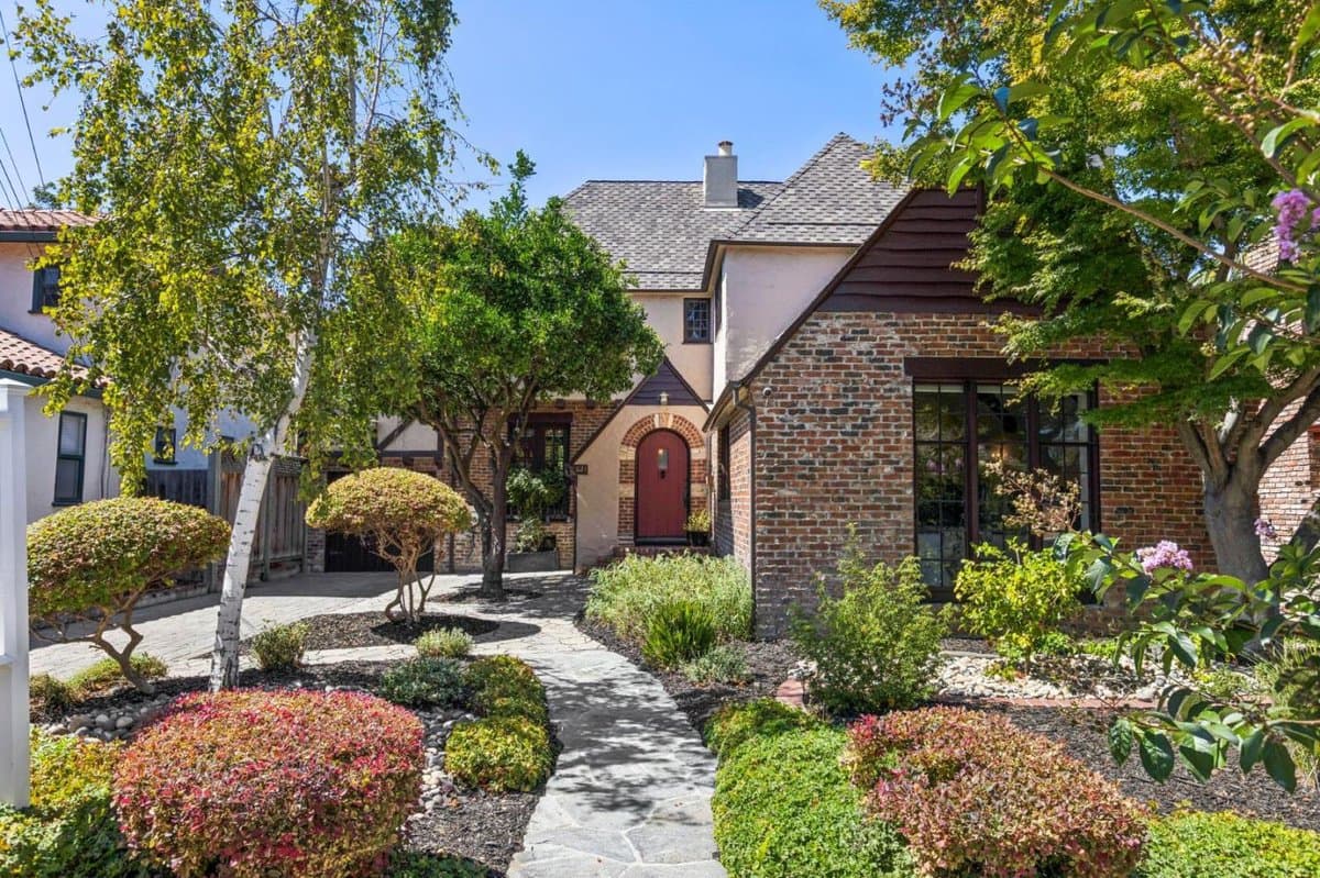 621 Hilmar Street - Photo 2