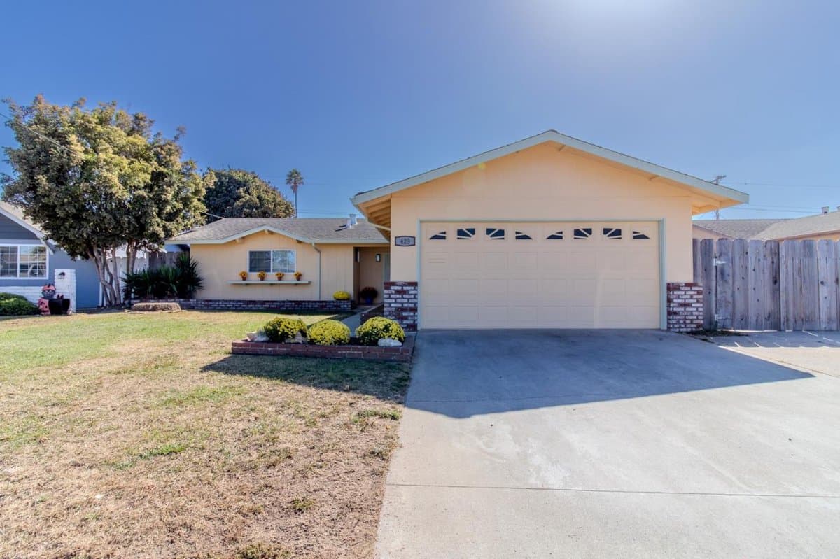 423 Pueblo Drive - Photo 2