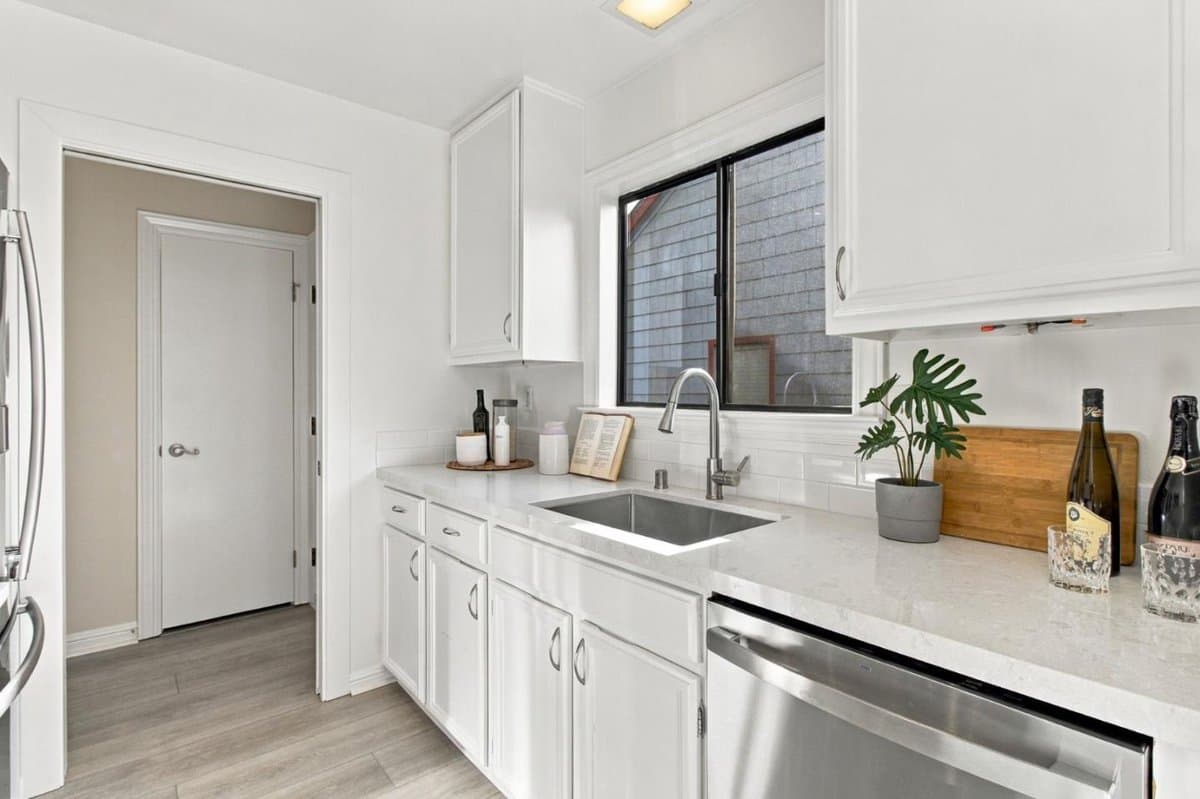 1019 Shoreline Drive - Photo 3