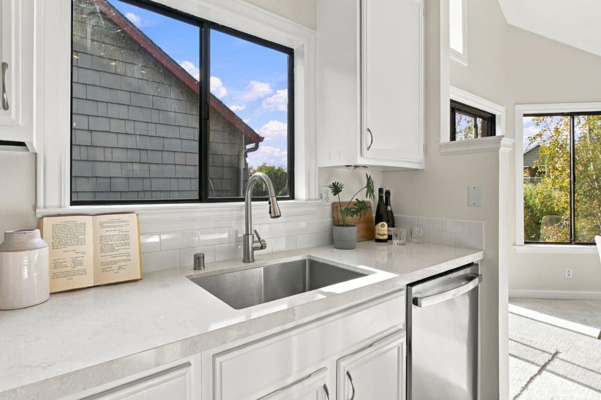 1019 Shoreline Drive - Photo 4