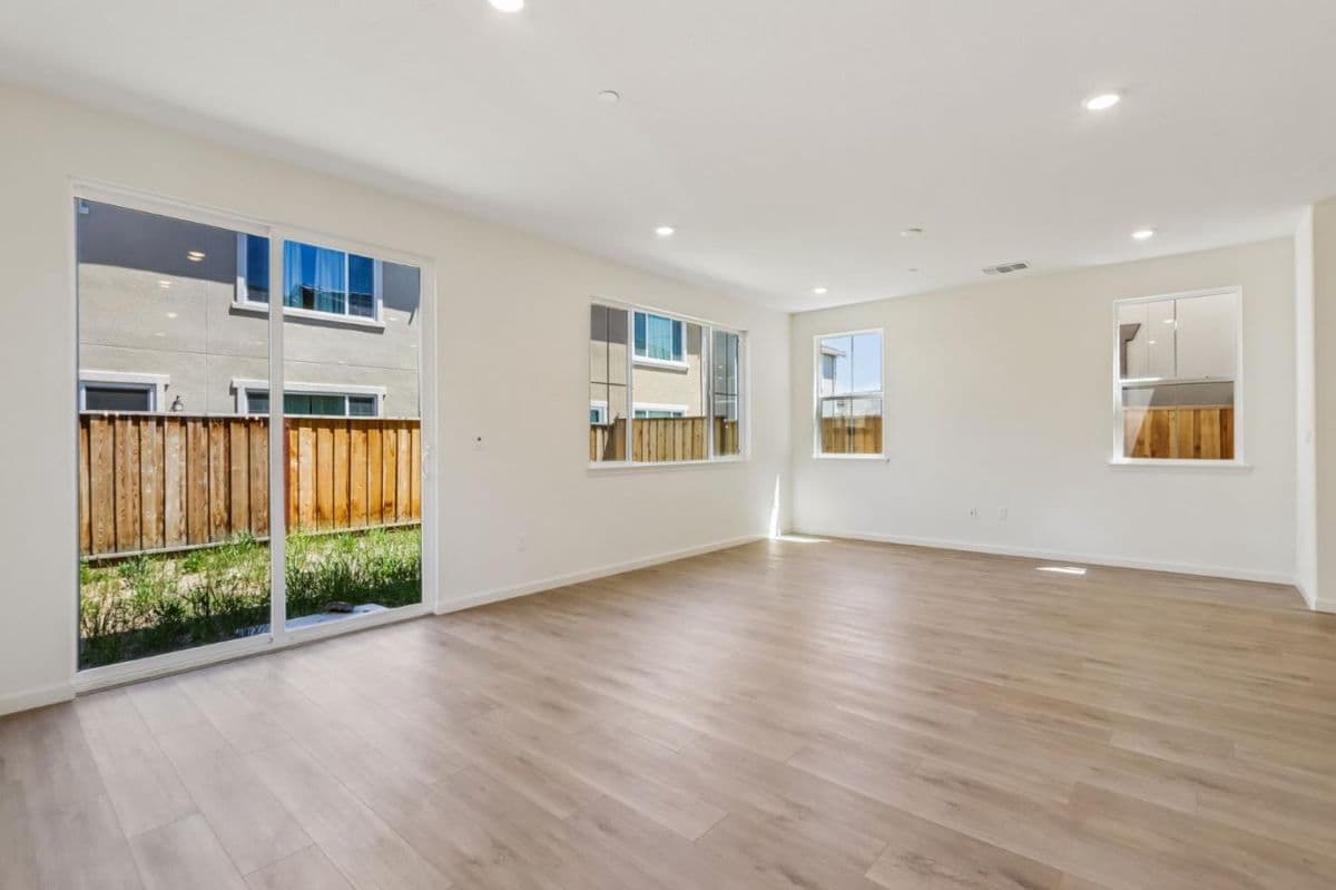 2221 Daisy Drive - Photo 5