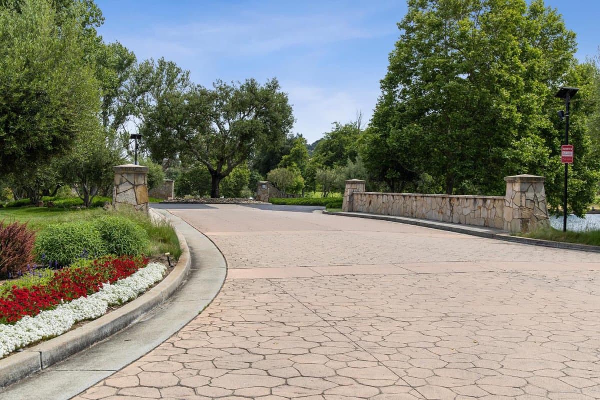 1450 Lakeview Court - Photo 4
