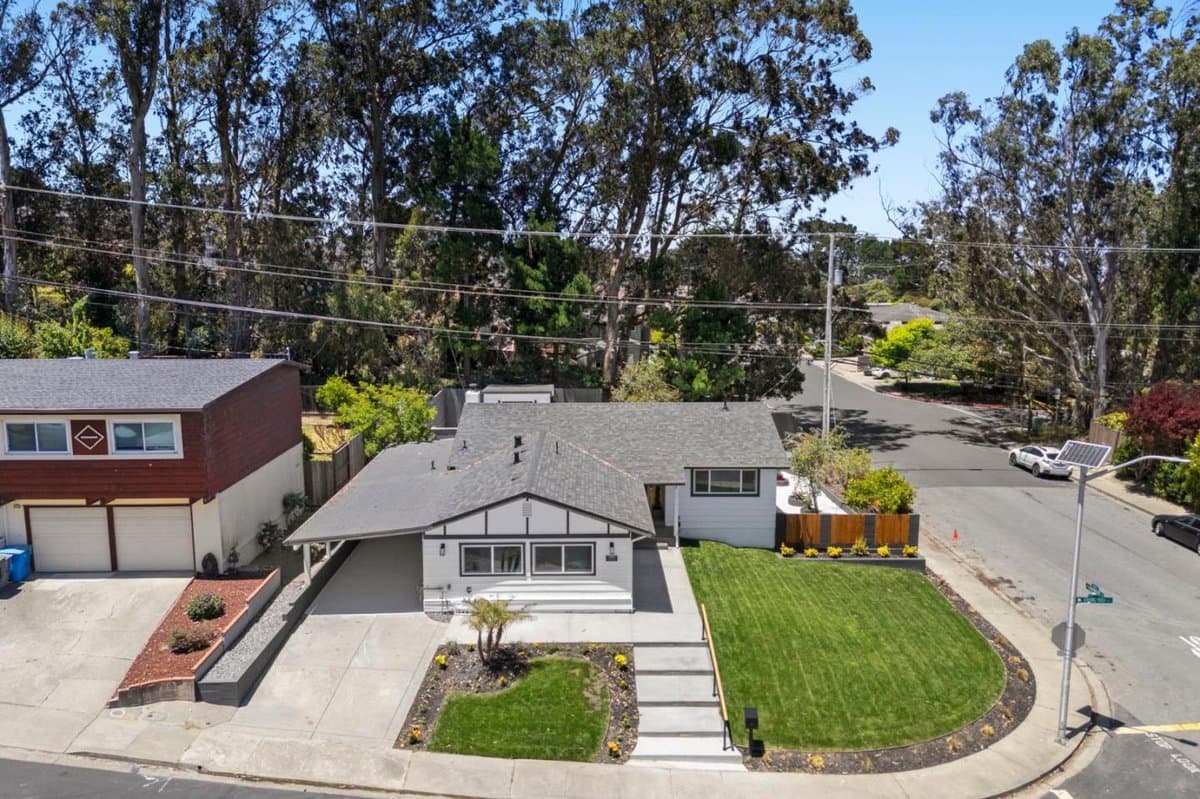 2600 Evergreen Drive - Photo 2