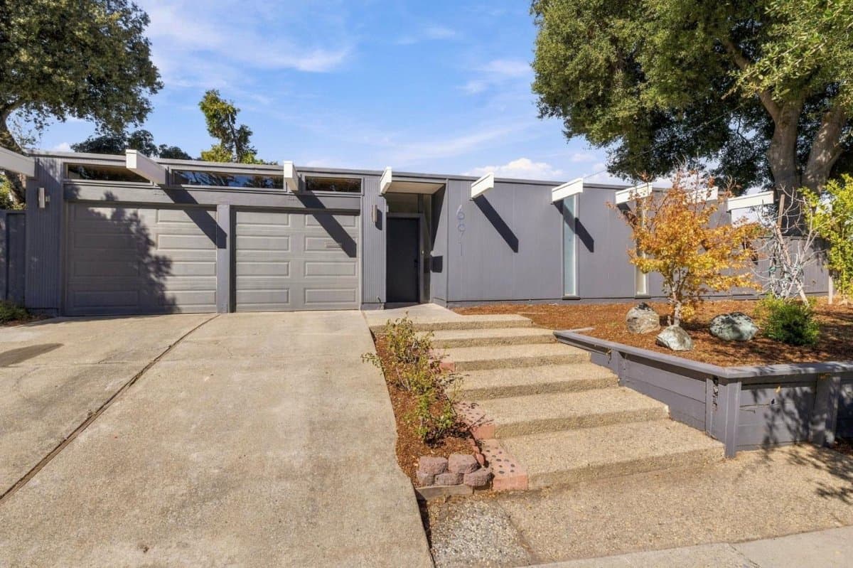 691 Sheraton Drive - Photo 3