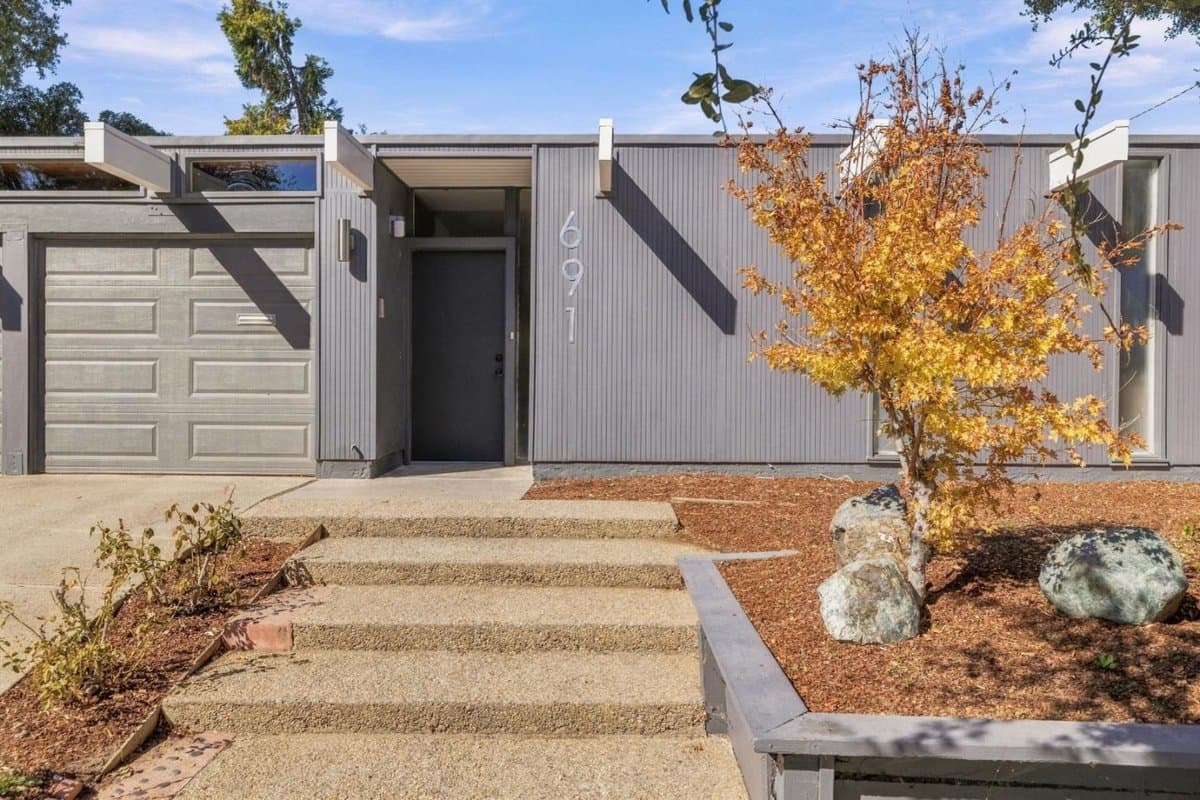 691 Sheraton Drive - Photo 4