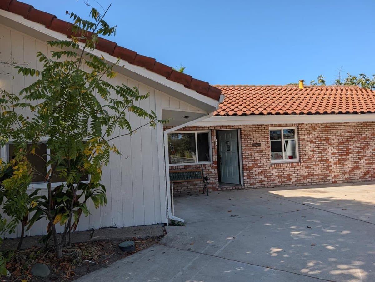 290 North Rengstorff Avenue - Photo 2