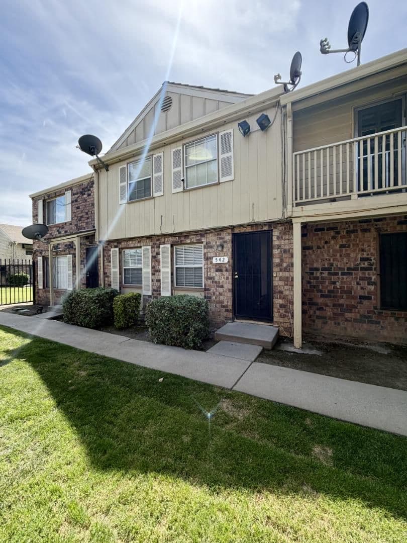 542 Salem Way - Photo 1 of 8